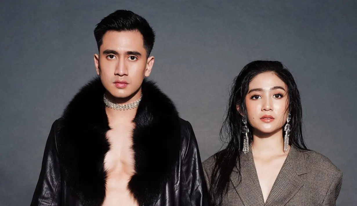 Tampil stunning, fashion stylish Verrell Bramasta dan Febby Rastanty di pemotretan terbarunya ini adalah Elco Frebliaman. Pasangan sinetron yang selalu bikin baper ini disebut mirip bahkan ada netizen yang menyebut jika mirip adalah jodoh. Meski sering dikira pacaran, bintang muda Indonesia menanggapi dengan santai bahkan mengungkapkan jika mereka hanya bersahabat. (Liputan6.com/IG/@febbyrastanty)