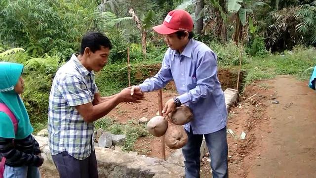 Sekolah Alam MTs Pakis Cilongok, Banyumas tak menerapkan bayaran sepeser pun. Bahkan, saat daftar ulang, mereka hanya cukup membawa setandan pisang atau empat butir kelapa. (Foto: Liputan6.com/Muhamad Ridlo)