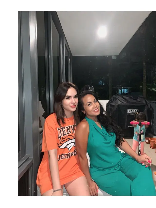 6 Potret Steffi Zamora dan Ibunda, Bak Kakak Adik