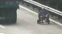 Seorang kakek di China tersesat dan masuk ke jalan raya.