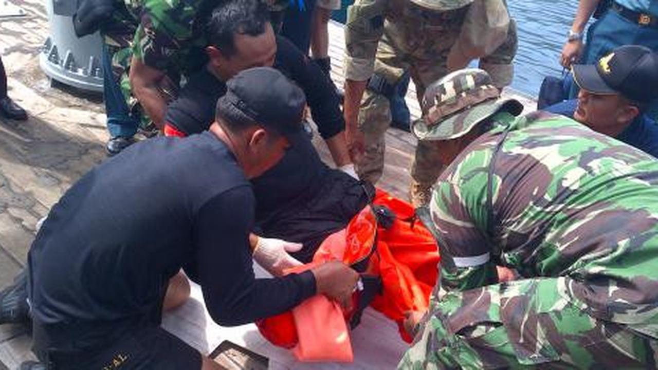 Simulasi KRI Cakra 401 tenggelam, pasukan TNI-AL heroik