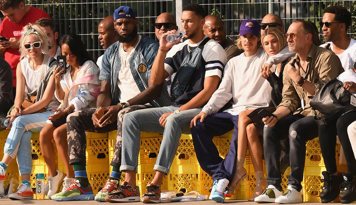 Pebasket LeBron James, Ben Simmons, Justin Bieber dan Hailey Baldwin menghadiri fashion show John Elliot selama gelaran New York Fashion Week di New York City, 6 September 2018. (Nicholas Hunt/Getty Images/AFP)