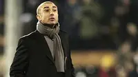 Gaya manajer West Bromwich Albion, Roberto Di Matteo, di akhir laga lanjutan EPL melawan Fulham di Craven Cottage, London, 4 Januari 2011. AFP PHOTO / IAN KINGTON