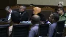 Terdakwa dugaan suap pada hakim Pengadilan Tipikor Medan Merry Purba, Tamin Sukardi (kiri) saat menjalani sidang lanjutan di Pengadilan Tipikor, Jakarta, Kamis (17/1). Sidang mendengar keterangan saksi. (Liputan6.com/Helmi Fithriansyah)