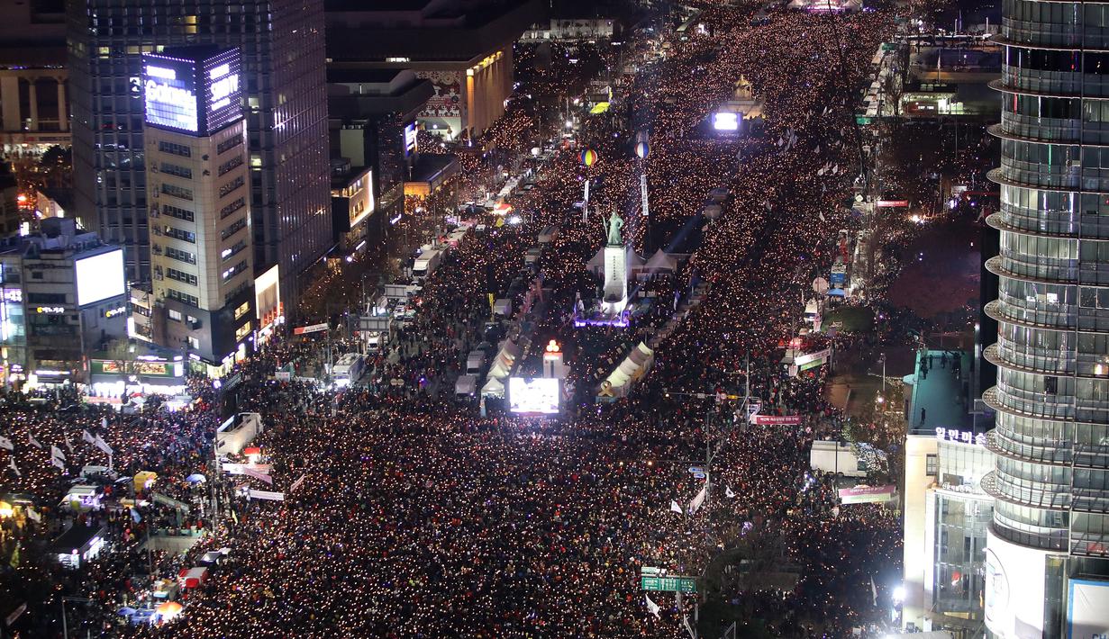 Pemandangan dari atas menunjukkan ratusan ribu pengunjuk rasa memadati jalan-jalan utama di pusat Kota Seoul, Korea Selatan, Sabtu (3/12). Aksi ini bukanlah yang pertama kalinya, mereka sebelumnya juga melakukan aksi yang serupa. (AFP/Chung Sung-Jun/POOL)
