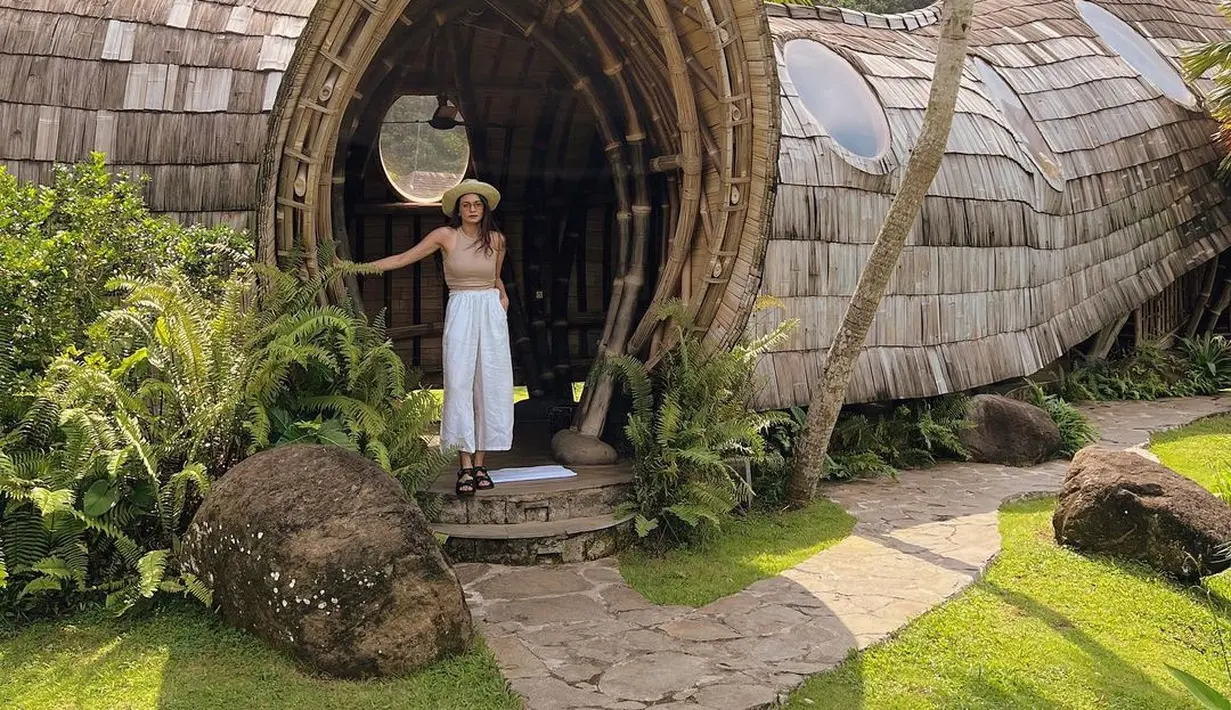 Kembali melihat momen honeymoon Enzy Storia setelah resmi menikah dengan Molen Kasetra. Pasangan ini juga tampaknya lebih memilih mengeksplorasi alam. Enzy tampil kasual dengan tank top cokelat dan celana panjang putih. [Foto: Instagram/enzystoria]