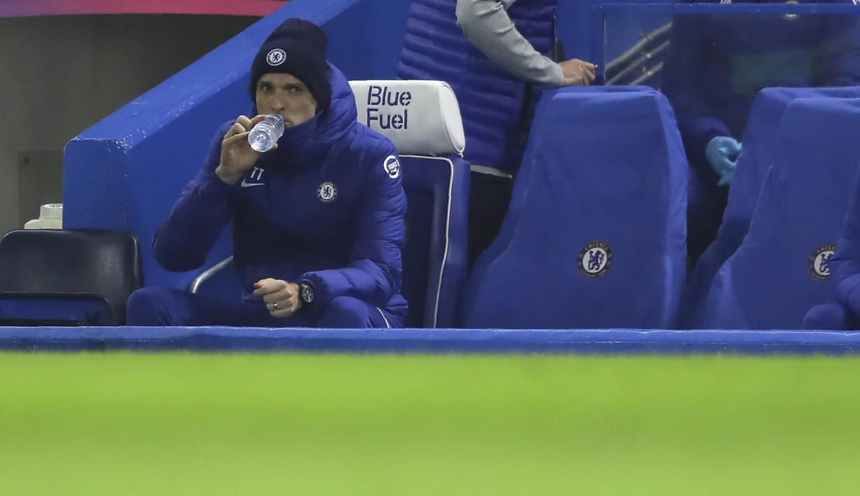 Thomas Tuchel meneguk air mineral dari bangku cadangan dalam laga lanjutan Liga Inggris 2020/21 pekan ke-20 melawan Wolverhampton Wanderers di Stamford Bridge, Rabu (27/1/2021). Chelsea bermain imbang 0-0 dengan Wolverhampton Wanderers. (Pool via AP/Richard Heathcote)