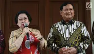 Ketua Umum PDIP, Megawati Soekarnoputri (kiri) bersama Ketua Umum Partai Gerindra, Prabowo Subianto (kanan) memberi keterangan terkait pertemuan dan makan siang bersama di kediaman Megawati di Jalan Teuku Umar, Jakarta, Rabu (24/7/2019). (Liputan6.com/Helmi Fithriansyah)