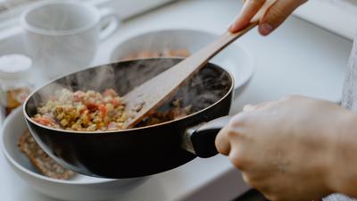Ciri Teflon di Dapur yang Sudah Tidak Layak Pakai, Perlu Segera Diganti