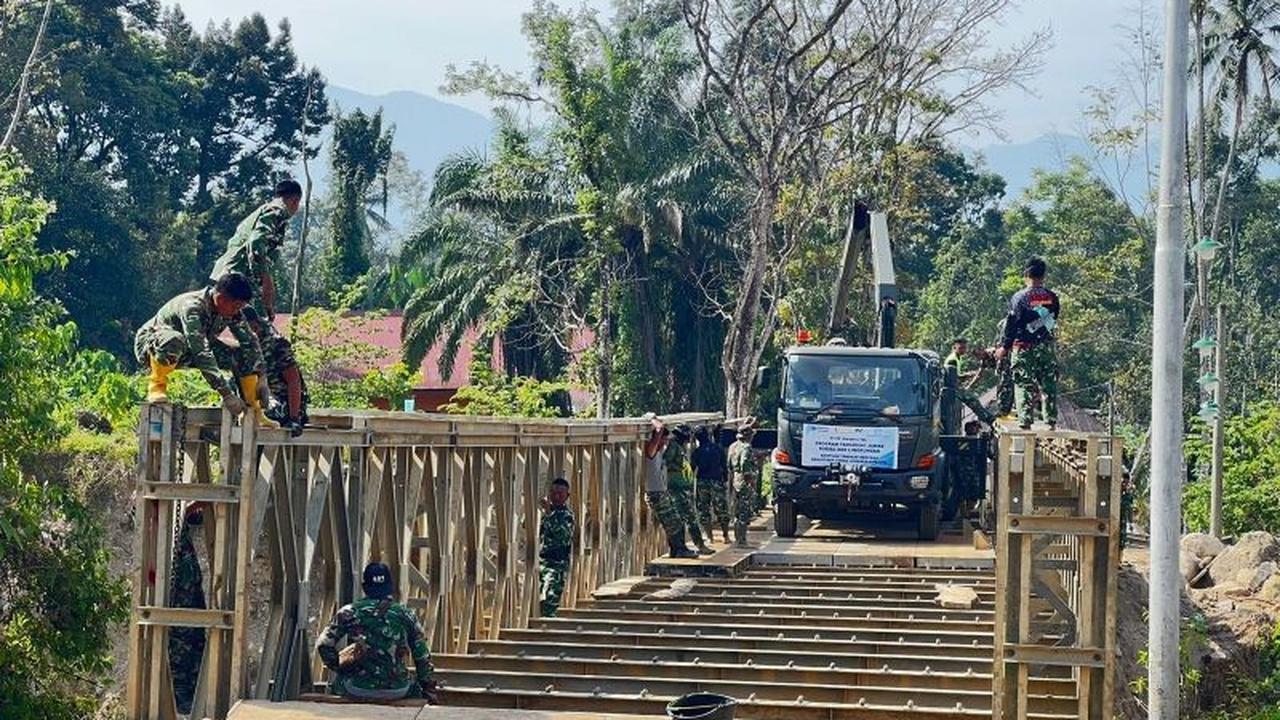 TNI AD Bangun Jembatan Darurat, Pulihkan Akses Vital Pasca-Banjir di Sumbar