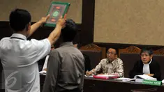 Terdakwa korupsi dan pemerasan di Kemenbudpar dan Kementerian ESDM Jero Wacik Saat menjalani Persidangan lanjutan di Pengadilan Tipikor, Jakarta Pusat, Kamis (3/12). (Liputan6.com/Helmi Afandi)