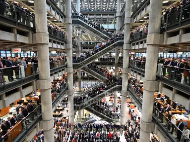 Karyawan mengheningkan cipta selama satu menit untuk memperingati Remembrance Day atau Hari Peringatan di Lloyds of London, Inggris, Jumat (12/11/2021). Remembrance Day adalah hari untuk mengenang jasa para tentara dan pihak-pihak yang berkorban pada Perang Dunia I. (DANIEL LEAL-OLIVAS/AFP)