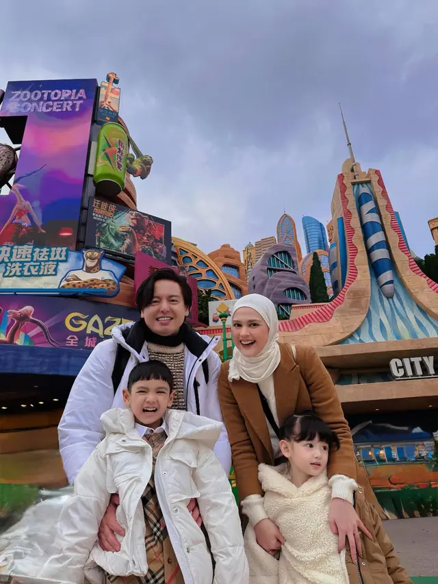 6 Potret Cut Meyriska dan Roger Danuarta Liburan ke Zootopia Land Shanghai
