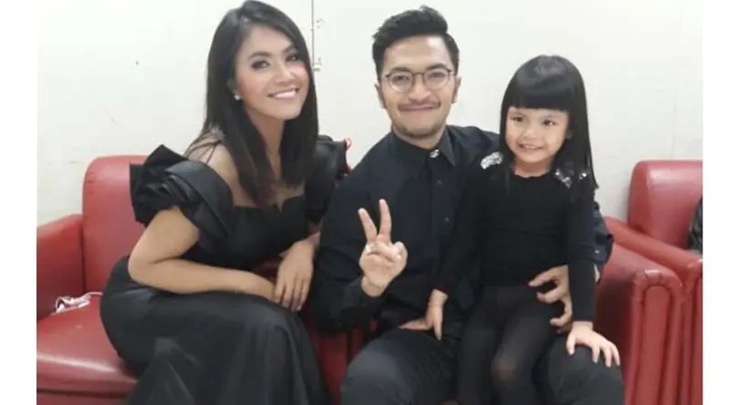 Denada bersama Ihsan Tarore dan putrinya, Shakira Aurum. (Instagram)