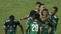 Para pemain PSMS Medan merayakan gol yang dicetak oleh Choiril Hidayat ke gawang Martapura FC pada laga Liga 2 di Stadion Patriot, Bekasi, Senin (13/11/2017). PSMS Medan unggul sementara 1-0 atas Martapura FC. (Bola.com/ M Iqbal Ichsan)