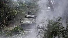 Tentara Taiwan mengoperasikan kendaraan lapis baja buatan dalam negeri CM-32 saat demonstrasi di sebuah pangkalan militer di Kaohsiung, Taiwan, 6 Januari 2022. Militer Taiwan menggelar latihan tempur darat, laut, dan udara di tengah ketegangan dengan China. (Sam Yeh/AFP)