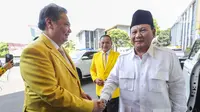 Kedatangan Prabowo Subianto disambut langsung Ketua Umum Partai Golkar, Airlangga Hartarto. (Liputan6.com/Angga Yuniar)