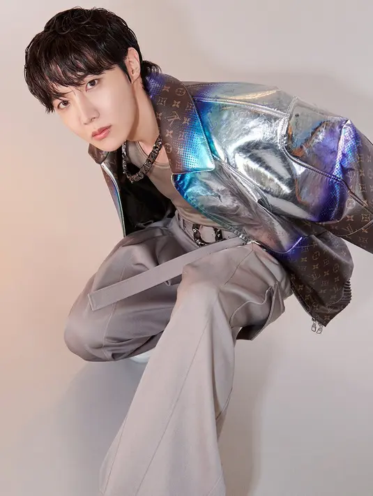Tepat setahun lalu, J-Hope BTS diumumkan ajdi house ambassador LV. Di foto pengumumannya, ia tampil keren kenakan jaket berhiaskan motif monogram LV dan long pants abu-abu. [Dok/Louis Vuitton].