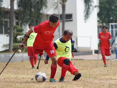 Tim Garuda Indonesia Amputee Football (INAF) mengikuti sesi latihan di kawasan Pesanggrahan, Jakarta, Sabtu (3/8/2019). Latihan tersebut digelar untuk persiapan laga uji coba menghadapi salah satu tim sepak bola amputasi di Inggris dan Jepang pada tahun 2020 nanti. (Liputan6.com/Immanuel Antonius)