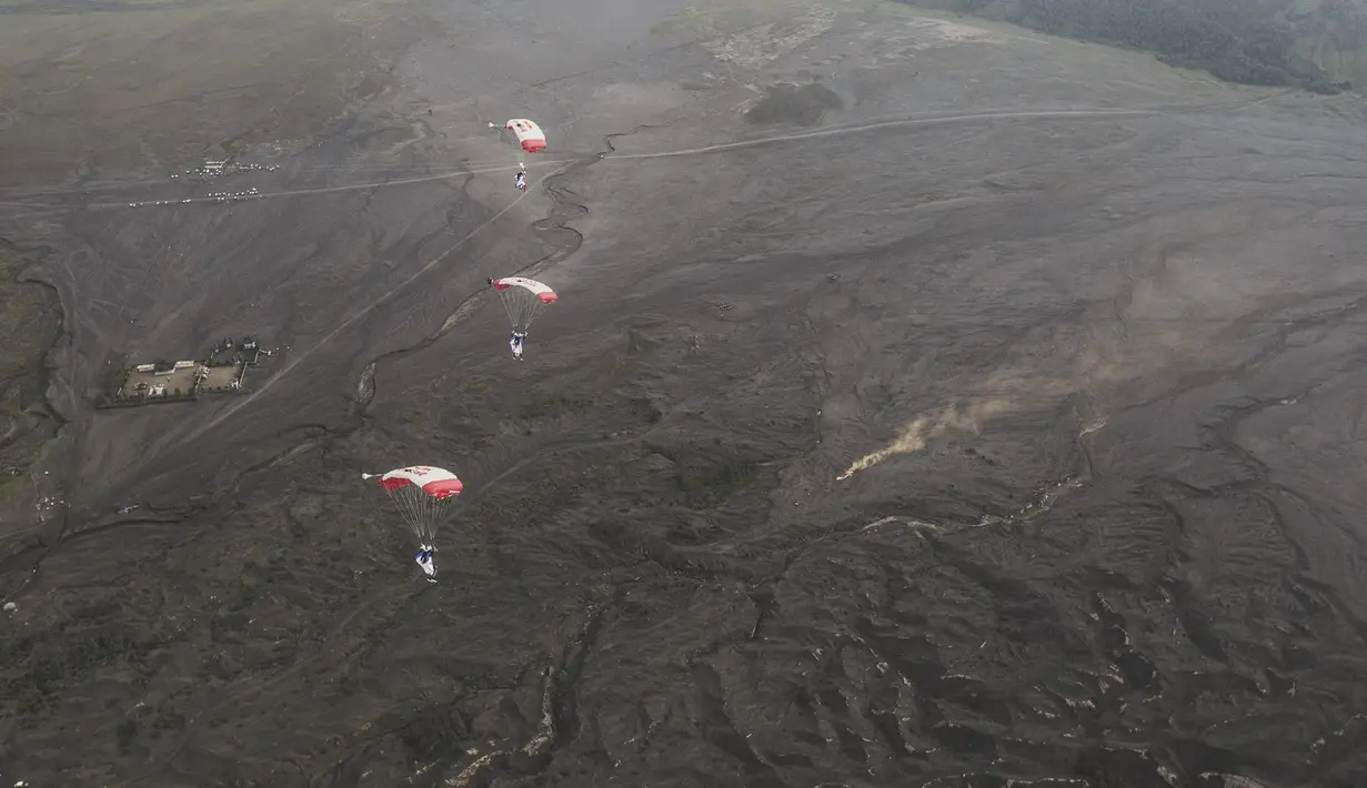 Marco Waltenspiel, Marco Fuerst dan Georg Lettner terbang di atas Pura di kaki Gunung Bromo. (Red Bull Content Pool)