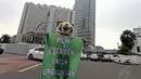 Aktivis Greenpeace berkostum harimau mengajak para pengguna jalan untuk memilih calon presiden cinta terhadap lingkungan di Bundaran HI, Jakarta, Minggu (11/5/14). (Liputan6.com/Faizal Fanani)