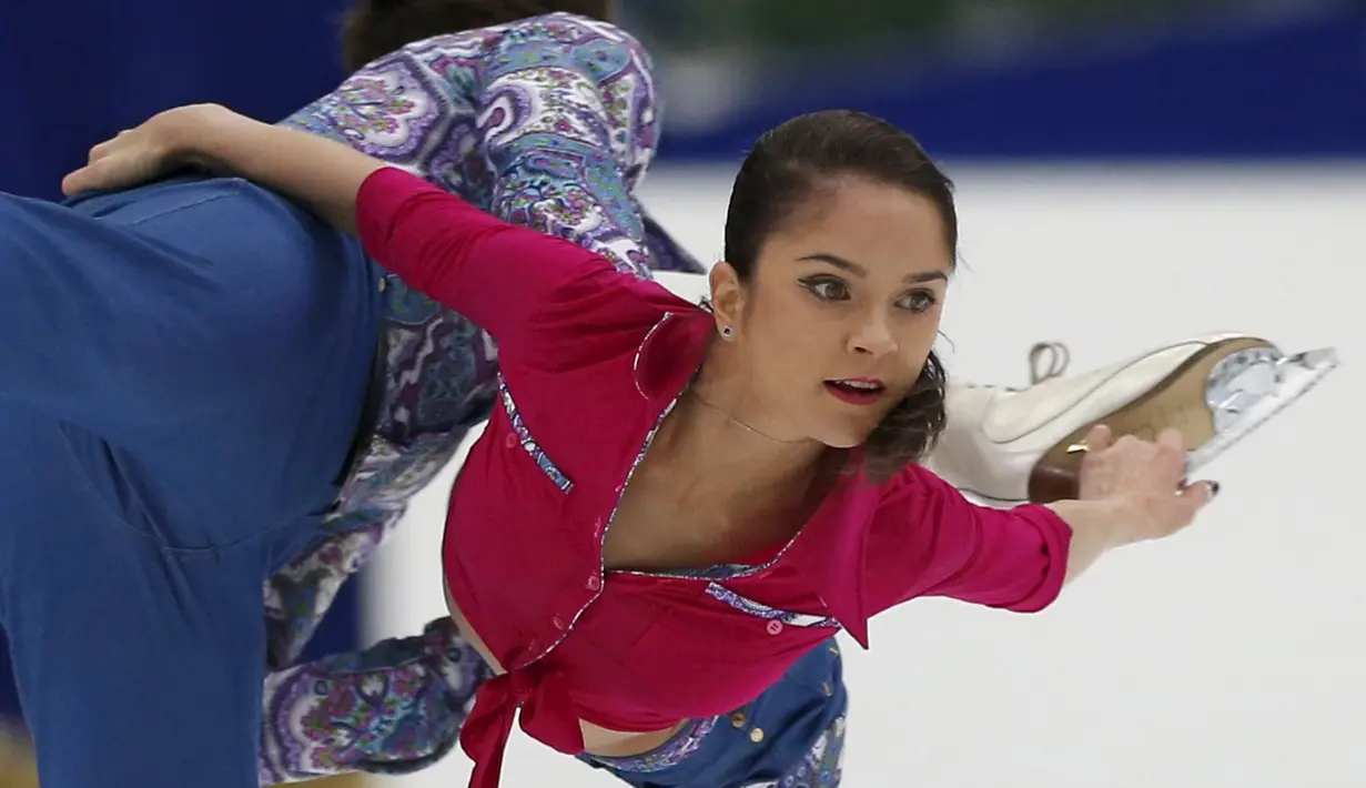 Vera Bazarova (kanan) bersama pasangannya Andrei Deputat dari Rusia menunjukan keterampilannya dalam menari di lantai es dalam Grand Prix ISU Figure Skating di Nagano, Jepang, (28/11).  (REUTERS/Yuya Shino)