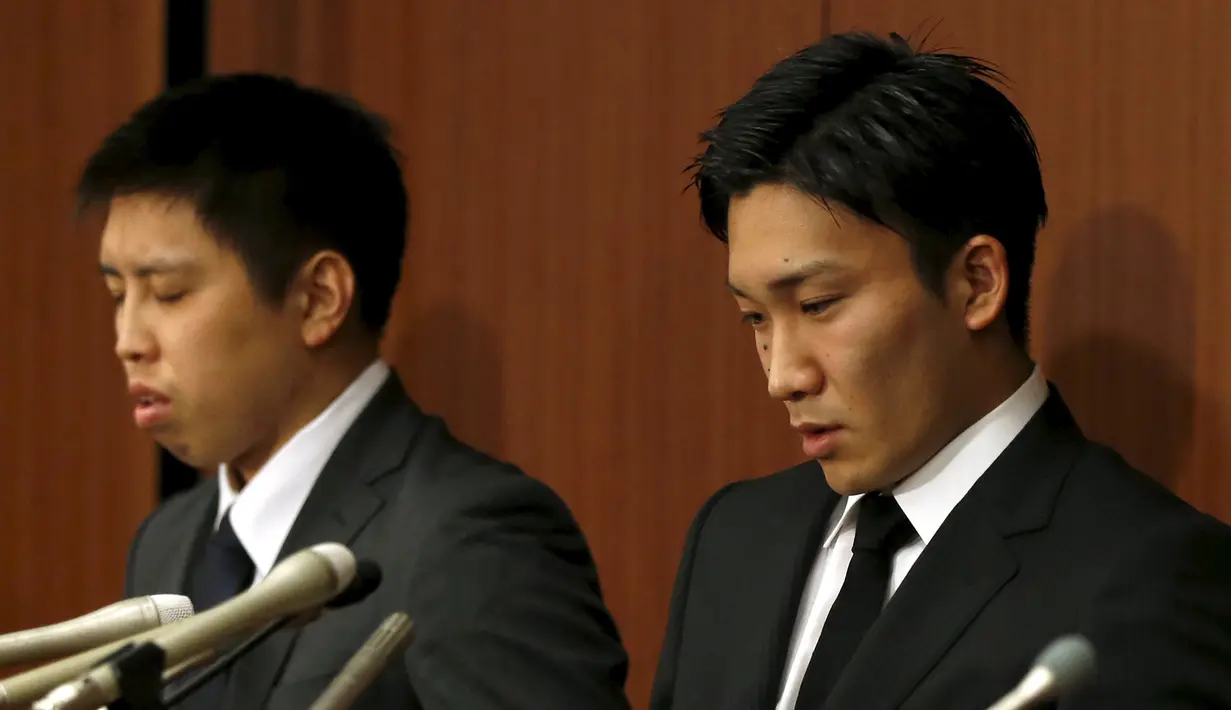 Pebulutangkis Jepang, Kento Momota (kanan) dan Kenichi Tago saat mengakui bermain judi di sebuah kasino ilegal pada konferensi pers di Tokyo, Jumat (8/4). Hal itu membuat keduanya terancam tak akan ikut serta pada ajang Olimpiade 2016 (REUTERS/Issei Kato)