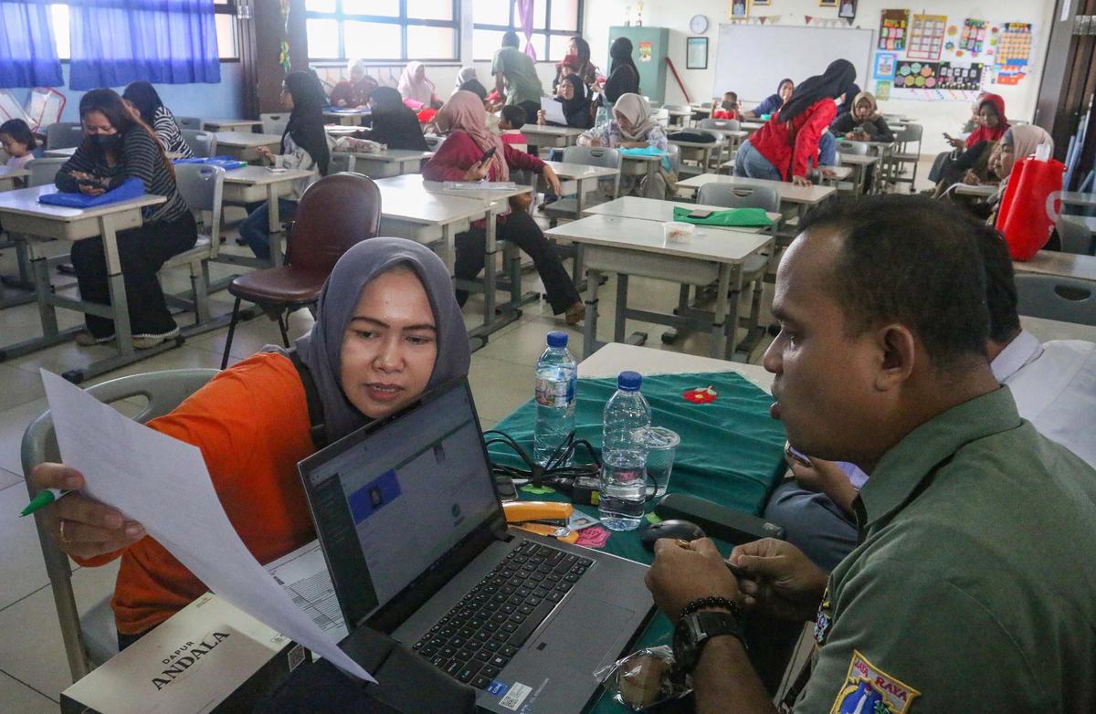 FOTO: Antusias Siswa dan Orang Tua Manfaatkan Layanan Kependudukan di SDN Kebagusam 01