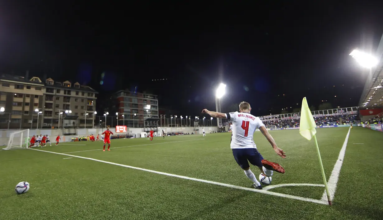Pemain Inggris James Ward-Prowse melakukan tendangan sudut saat melawan Andorra pada pertandingan kualifikasi Grup I Piala Dunia 2022 di National Stadium, Andorra la Vella, 9 Oktober 2021. Inggris menang 5-0. (AP Photo/Joan Monfort)