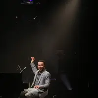 Dalam malam keempat konser Taylor Swift di Staples Center di Los Angeles (25/8/2015), John Legend membawakan lagu hit-nya 'All of Me'. (Bintang/EPA)