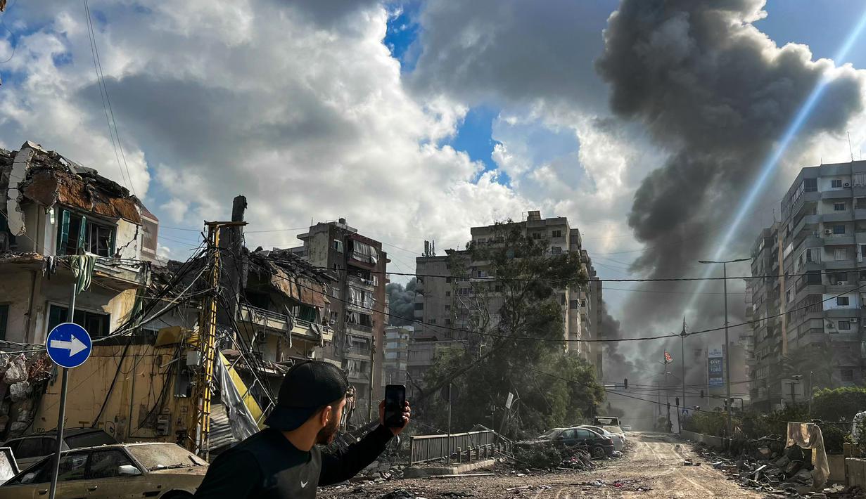 Pusat operasi darurat Kementerian Kesehatan Lebanon pada Senin (11/11/2024) mengeluarkan pernyataan bahwa 3.243 orang tewas akibat serangan Israel di Lebanon sejak akhir September 2024 lalu. (Ibrahim AMRO/AFP)