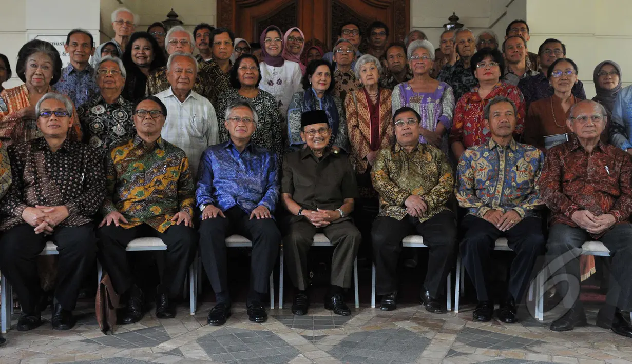 BJ Habibie berpose bersama usai menggelar dialog yang bertajuk “Mengawal perwujudan amanat UUD 1945, mencerdaskan kehidupan bangsa”, Jakarta, Minggu (24/5/2015). (Liputan6.com/Herman Zakharia)