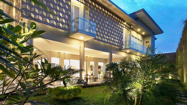 Arsitektur Rumah Modern Keren dengan Lantai Kaca dan Kolam Renang Semi Indoor