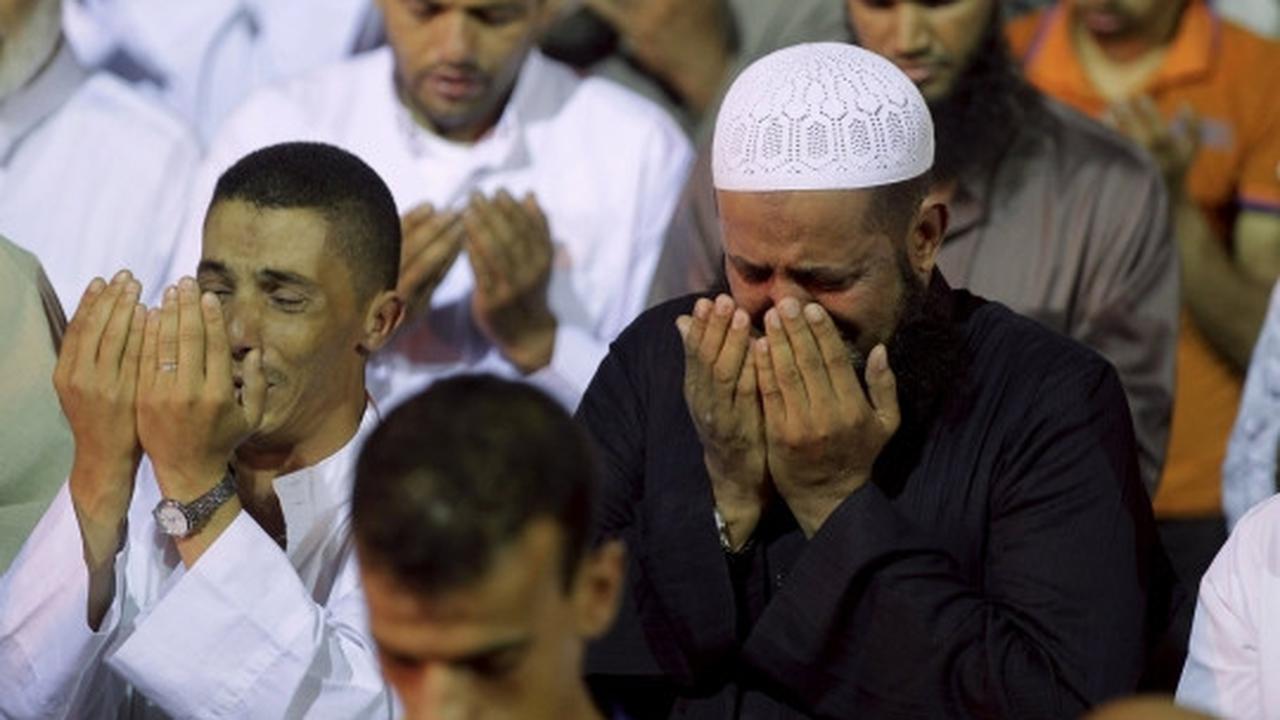 Kekhusyukan muslim Maroko mencari keberkahan malam Lailatul Qadar