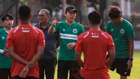 Pelatih Timnas Indonesia U-23, Shin Tae-yong memberikan arahan kepada pemain saat melakukan latihan perdana menjelang Piala AFF U-23 yang berlangsung di Lapangan A, Senayan, Jakarta, Kamis (10/08/2023). (Bola.com/Bagaskara Lazuardi)