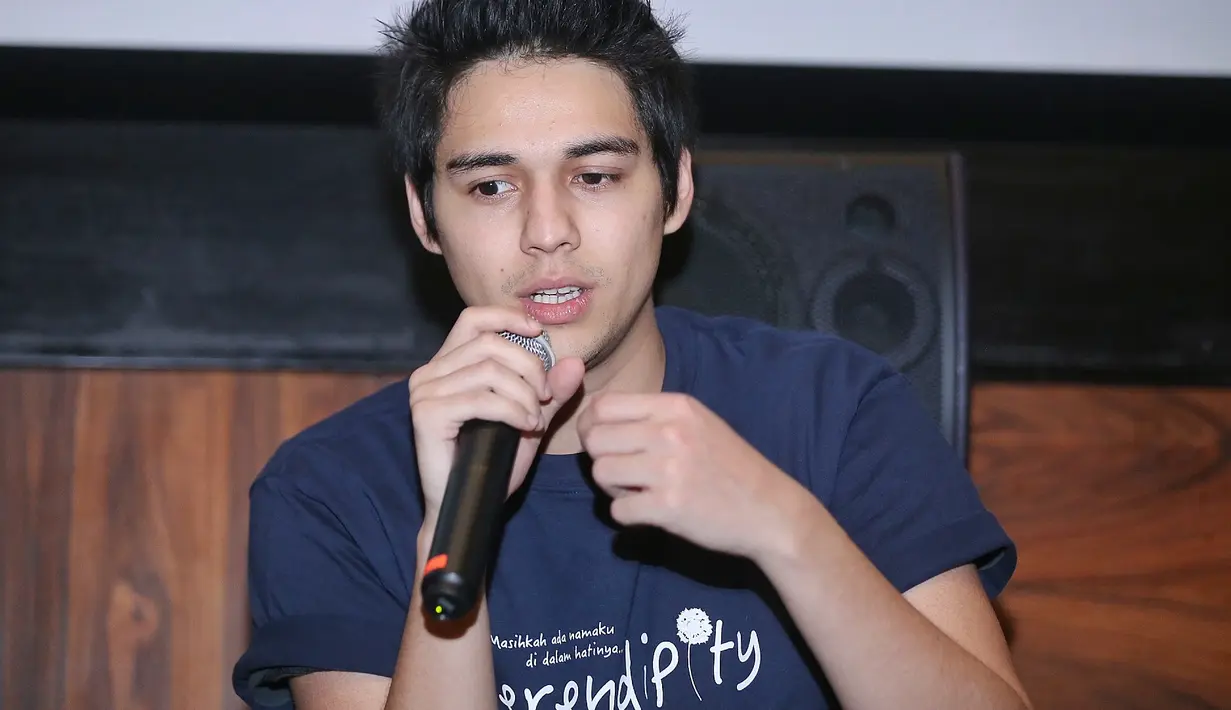 "Aku dibully sama anak-anak cewek sampai aku nangis," katanya saat ditemui di Kawasan Kemang, Jakarta Selatan, Selasa (27/3/2018). (Nurwahyunan/Bintang.com)