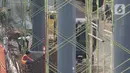 Pekerja sedang menyelesaikan pembangunan Skywalk di hatle transjakarta  koridor 8 di kawasan Kebayoran lama, Jakarta, Rabu (24/8/2022). Pengerjaan skywalk sepanjang 500 meter  akan di hubungkan ke halte transjakarta koridor 8, koridor 13 dan stasiun kebayoran yang berlangsung sejak Maret 2022 yang di targetkan akan rampung pada bulan oktober 2022, saat ini sudah mencapai 30 persen. (Liputan6.com/Herman Zakharia)