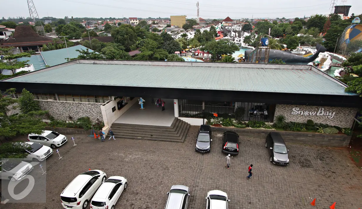 Suasana wahana Snowbay di areal Taman Mini Indonesia Indah (TMII), Jakarta, Kamis (17/12). Sekretaris Dinas Pelayanan Pajak DKI Jakarta mengatakan sudah melayangkan surat panggilan untuk segera memenuhi membayar pajak. (Liputan6.com/Immanuel Antonius)
