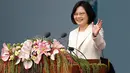 Presiden perempuan pertama Taiwan, Tsai Ing- wen melambaikan tangan saat memberikan kata sambutan ke publik yang menyaksikan pelantikannya di luar istana presiden di taipei, Jumat (20/5). (REUTERS/Tyrone Siu)