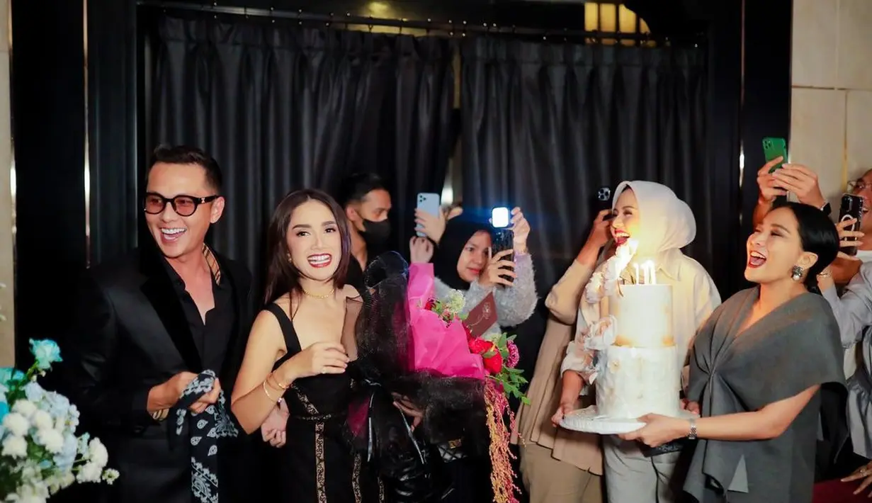 Sebagai birthday girl, penampilan Ussy Sulistyawati sukses mencuri perhatian [@andhiiikapratama]