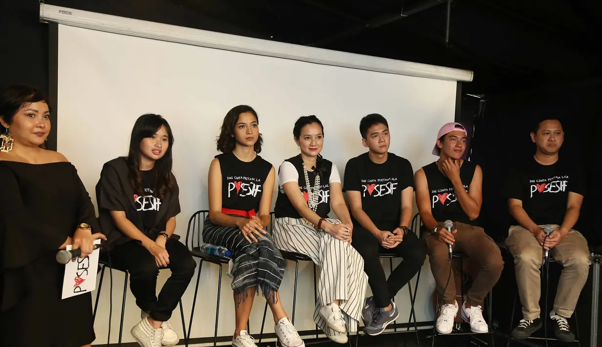 Cut Mini mengaku santai bermain dengan para pemeran muda. Karena ketika dalam film, setiap orang memiliki peran masing-masing. Begitu juga untuk membangun chemistry, ia berusaha terbuka dengan lawan main meski pemeran muda. (Nurwahyunan/Bintang.com)