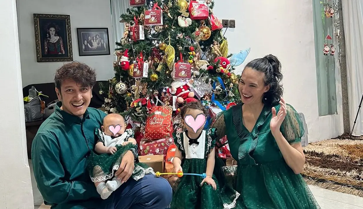 Dikaruniai anak kedua pada 1 Oktober 2023 lalu, perayaan Natal Nadine Chandrawinata dan Dimas Anggara jadi terasa lengkap. Pasangan yang menikah pada tahun 2018 ini selaras dengan busana warna hijau, begitu juga dengan kedua anaknya. Menikah beda agama, namun keduanya selalu merayakan hari besar agama masing-masing dengan toleransi tinggi dan penuh kebahagiaan. (Liputan6.com/IG/@nadinelist)