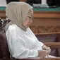 Terdakwa kasus penyebaran hoaks Ratna Sarumpaet memegang tasbih sambil menyimak pembacaan putusan dalam sidang di PN Jakarta Selatan, Kamis (11/7/2019). Majelis hakim memvonis Ratna dengan hukuman 2 tahun penjara atas kasus penyebaran berita bohong yang menjeratnya. (Liputan6.com/Faizal Fanani)