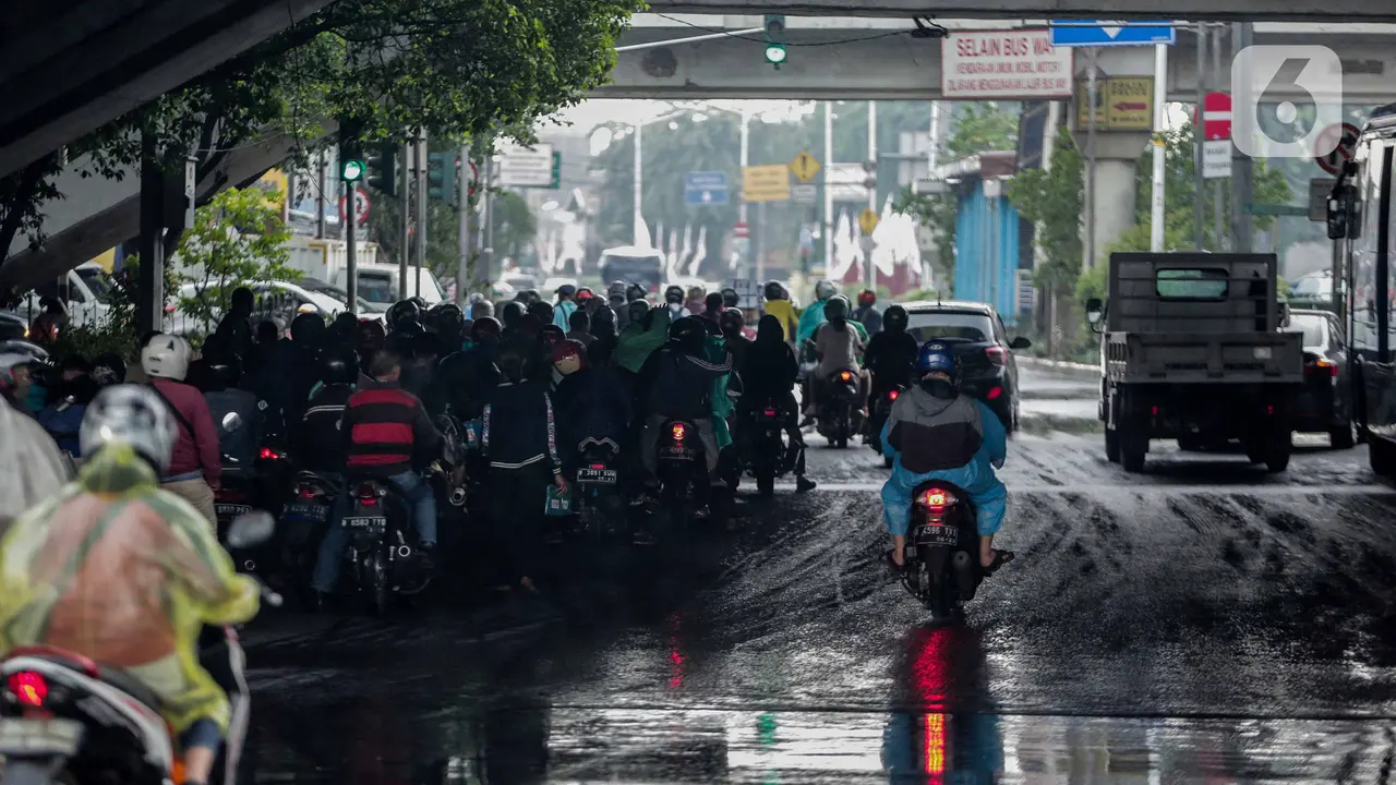 Diguyur Hujan, Pengendara Motor Berteduh di Kolong Flyover Cawang