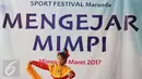 Seorang anak menari saat mengikuti Sport Festival Marunda di Rusunawa Marunda, Jakarta, Minggu (5/3). Melalui beragam kegiatan kreativitas, Yayasan Generasi Baru (Gen-B) mengajak anak-anak menjauhi narkoba. (Liputan6.com/Helmi Afandi)