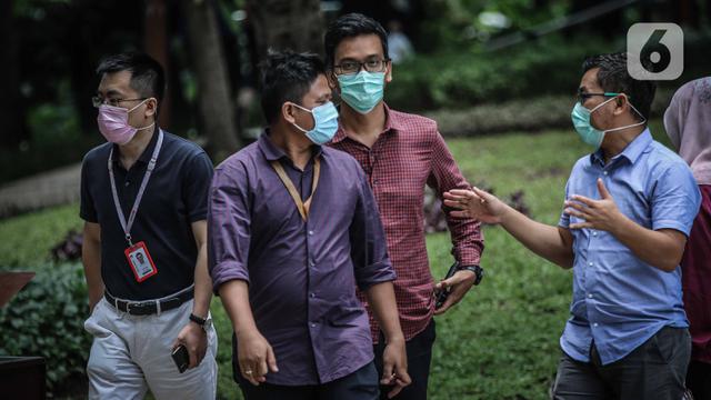 2 Orang di Indonesia Positif Virus Corona, Para Pekerja Banyak Kenakan Masker