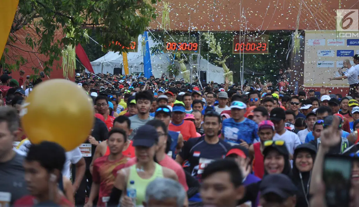 Peserta mengikuti Borobudur Marathon 2018 di Pelataran Taman Lumbini Borobudur Magelang, Minggu (18/11). Peserta Marathon terbagi 3 kategori, yakni Full Marathon 2.883 orang, Half Marathon 3.888 orang dan 10K sebanyak 2.901 orang. (Liputan6.com/Gholib)