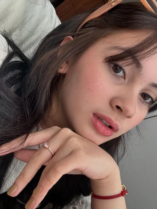 Sudah pakai makeup tapi frecklesnya tetap kelihatannya, bintang film Ritual ini percaya diri. Bahkan tak sedikit netizen yang pangling dengan pesona Richelle Skornicki. Beranjak remaja, Richelle sudah mengenal makeup dan pandai memoles wajahnya. Berusia 15 tahun, artis dengan nama lengkap Richelle Georgette Skornicki ini selalu berpenampilan sesuai dengan usianya. (Liputan6.com/IG/@soursallyyyuu)