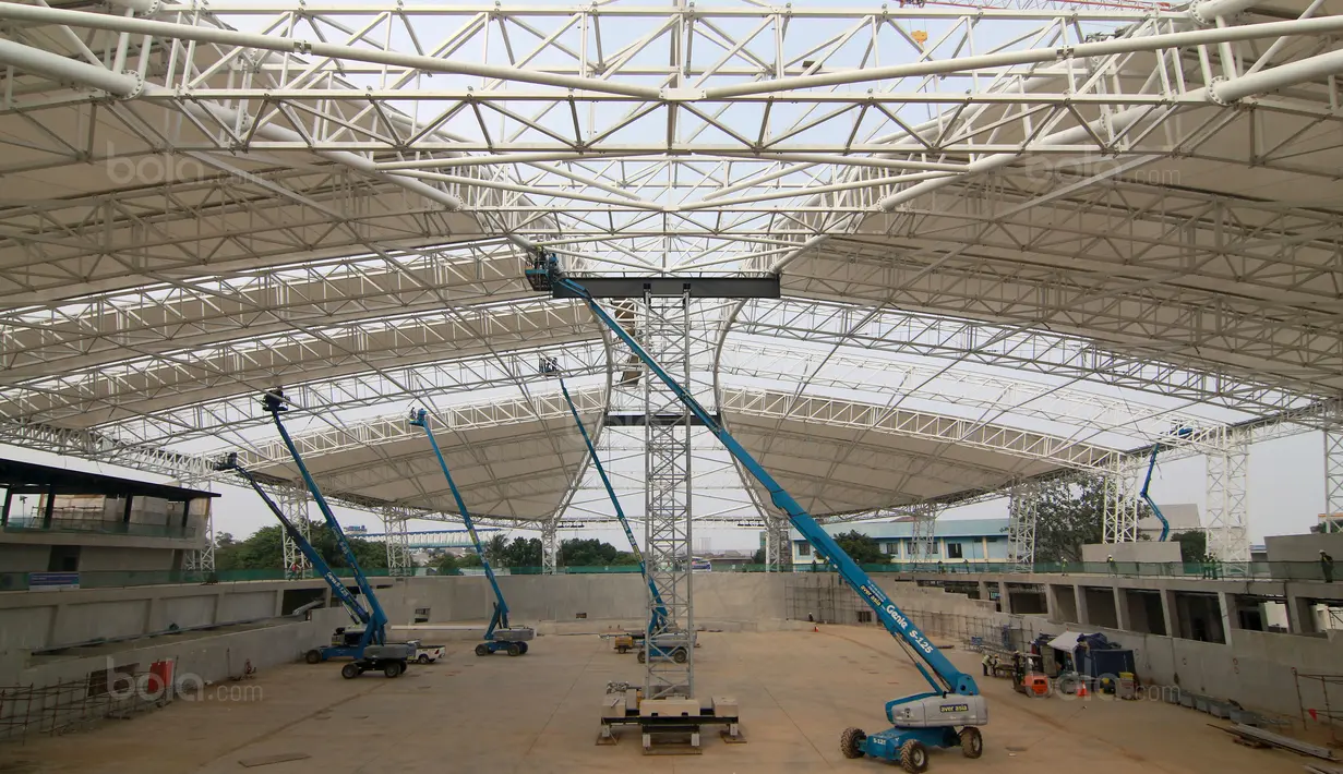 Pemasangan rangka besi untuk atap Velodrome oleh tenaga ahli, venue ini berada di Rawamangun, Jakarta Timur, (3/11/2017). Velodrome akan di gunakan untuk Asian Games 2018. (Bola.com/Nick Hanoatubun)