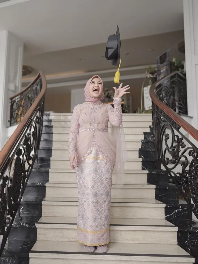 [Fimela] Arafah Rianti Wisuda